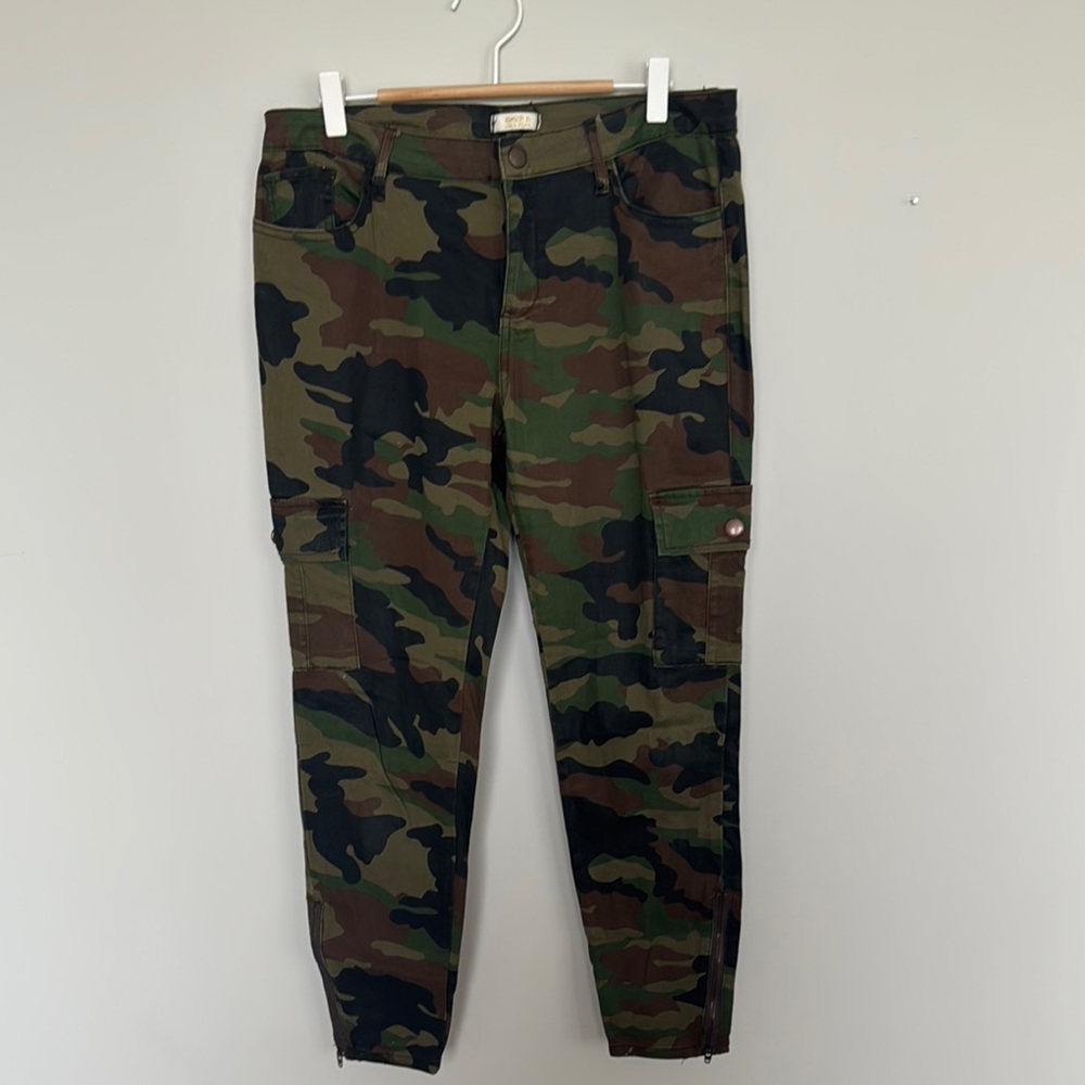 Camouflage pants with zipper at ankles